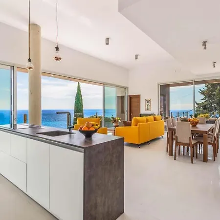 Villa Sleeps 8 With Pool Air Con And Wifi *