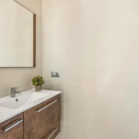 Sleeps 8 With Pool Air Con And Wifi Nerja