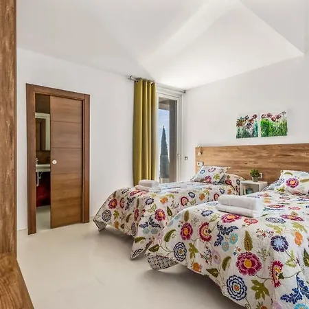 Villa Sleeps 8 With Pool Air Con And Wifi *